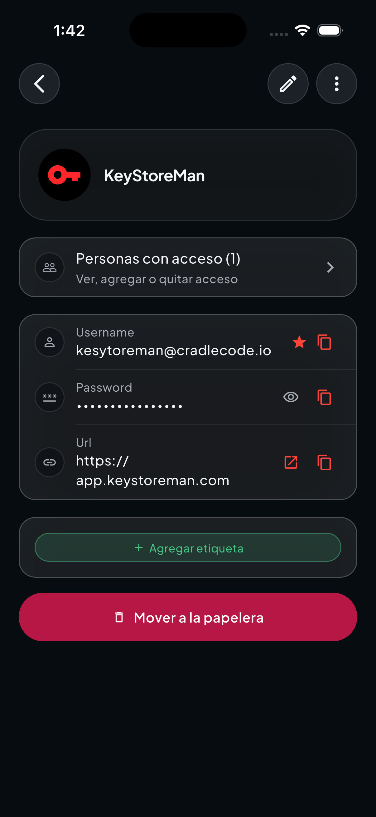 Pantalla de la bóveda de KeyStoreMan en un teléfono, mostrando la lista de credenciales guardadas con sus etiquetas de color.